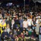 Warga Padang Panjang memadati hiburan Pilkada damai di Lapangan Bancalaweh, Rabu (20/11/2024) malam. (Foto: Diskominfo Padang Panjang)