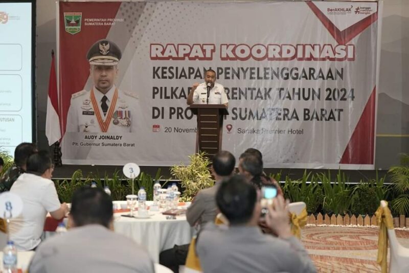 Plt Gubernur Sumbar Audy Joinaldy
membuka Rakor Kesiapan Penyelenggaraan Pilkada Serentak Tahun 2024. (Foto: ADPSB)