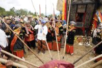 Bupati Tanah Datar Eka Putra ikut meramaikan Festival Alu Katentong yang digelar Nagari Padang Laweh Kecamatan Sungai Tarab, Minggu (24/11/2024). (Foto: Prokopim Tanah Datar)
