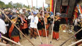 Bupati Tanah Datar Eka Putra ikut meramaikan Festival Alu Katentong yang digelar Nagari Padang Laweh Kecamatan Sungai Tarab, Minggu (24/11/2024). (Foto: Prokopim Tanah Datar)