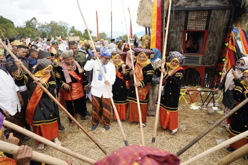 Bupati Tanah Datar Eka Putra ikut meramaikan Festival Alu Katentong yang digelar Nagari Padang Laweh Kecamatan Sungai Tarab, Minggu (24/11/2024). (Foto: Prokopim Tanah Datar)