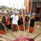 Bupati Tanah Datar Eka Putra ikut meramaikan Festival Alu Katentong yang digelar Nagari Padang Laweh Kecamatan Sungai Tarab, Minggu (24/11/2024). (Foto: Prokopim Tanah Datar)