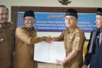 Bupati Tanah Datar Eka Putra menghibahkan sebidang tanah kepada Pemerintah Nagari Pandai Sikek, Senin (22/11/2024). (Foto: Prokopim Tanah Datar)