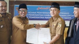 Bupati Tanah Datar Eka Putra menghibahkan sebidang tanah kepada Pemerintah Nagari Pandai Sikek, Senin (22/11/2024). (Foto: Prokopim Tanah Datar)