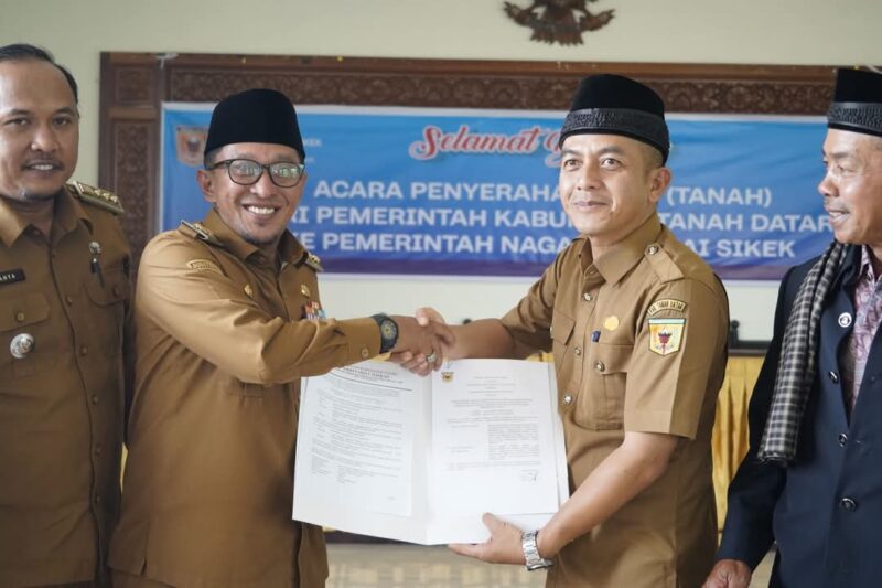 Bupati Tanah Datar Eka Putra menghibahkan sebidang tanah kepada Pemerintah Nagari Pandai Sikek, Senin (22/11/2024). (Foto: Prokopim Tanah Datar)