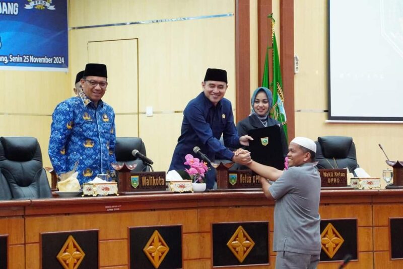 Rapat Paripurna Penyampaian Pemandangan Umum terhadap Nota Keuangan atas Ranperda APBD 2025, Senin (25/11/2024). (Foto: Kominfo Padang Panjang)