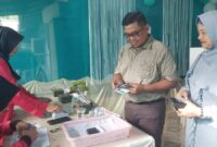 Pj Sekda Kota Padang Yosefriawan menyalurkan hak pilihnya di TPS 14, Lubuk Lintah, Kota Padang, Rabu pagi (27/11/2024). (Foto: Prokopim Padang)
