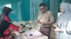 Pj Sekda Kota Padang Yosefriawan menyalurkan hak pilihnya di TPS 14, Lubuk Lintah, Kota Padang, Rabu pagi (27/11/2024). (Foto: Prokopim Padang)