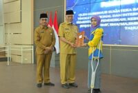 Gubernur Sumbar Mahyeldi menyerahkan penghargaan kepada pelajar berprestasi. (*/Adpsb)