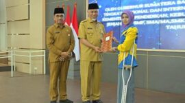 Gubernur Sumbar Mahyeldi menyerahkan penghargaan kepada pelajar berprestasi. (*/Adpsb)