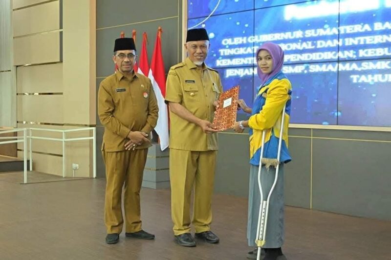 Gubernur Sumbar Mahyeldi menyerahkan penghargaan kepada pelajar berprestasi. (*/Adpsb)