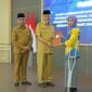 Gubernur Sumbar Mahyeldi menyerahkan penghargaan kepada pelajar berprestasi. (*/Adpsb)