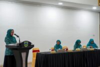 Pj Ketua TP-PKK Kota, Sri Hidayani Sonny pada rapat rutin bulanan PKK di Pendopo Rumah Dinas Wali Kota, Jumat (29/11/2024). (Foto: Diskominfo Padang Panjang)