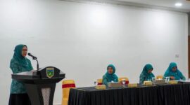 Pj Ketua TP-PKK Kota, Sri Hidayani Sonny pada rapat rutin bulanan PKK di Pendopo Rumah Dinas Wali Kota, Jumat (29/11/2024). (Foto: Diskominfo Padang Panjang)