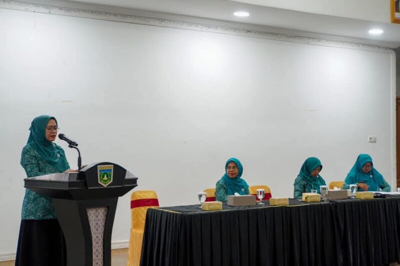 Pj Ketua TP-PKK Kota, Sri Hidayani Sonny pada rapat rutin bulanan PKK di Pendopo Rumah Dinas Wali Kota, Jumat (29/11/2024). (Foto: Diskominfo Padang Panjang)