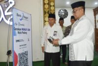 Pj Sekdako Padang Yosefriawan meluncurkan gerakan wakaf uang bagi ASN. (Foto: Prokopim Padang)