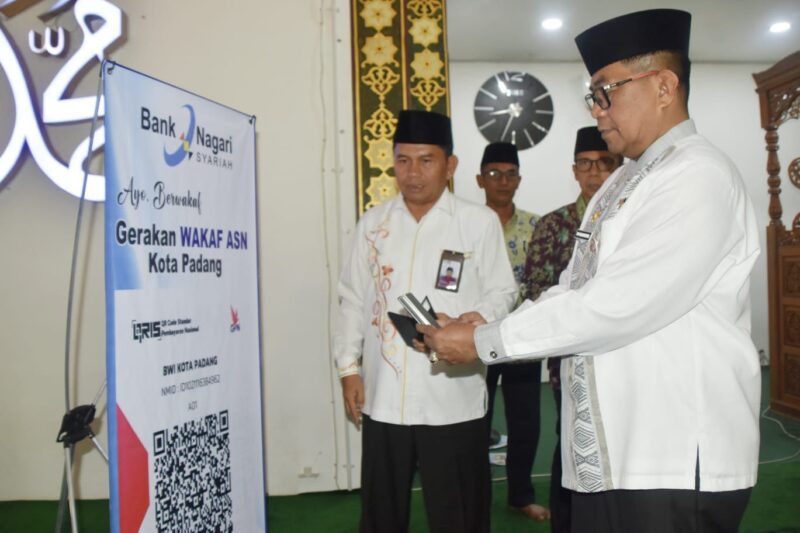 Pj Sekdako Padang Yosefriawan meluncurkan gerakan wakaf uang bagi ASN. (Foto: Prokopim Padang)