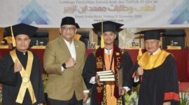 Pj Wali Kota Padang Andree Algamar menghadiri wisuda Lembaga Pendidikan Bahasa Arab dan Tahfiz Al Quran Ma’had Ibnu Zubair Padang di Basko Hotel, Sabtu (2/11/2024). (Foto: Prokopim Padang)