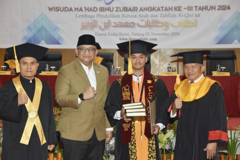 Pj Wali Kota Padang Andree Algamar menghadiri wisuda Lembaga Pendidikan Bahasa Arab dan Tahfiz Al Quran Ma’had Ibnu Zubair Padang di Basko Hotel, Sabtu (2/11/2024). (Foto: Prokopim Padang)
