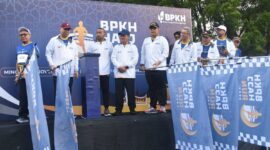 Pj Wali Kota Padang Andree melepas peserta BPKH Hajj Run 2024 di Kompleks Istana Gubernuran Sumbar, Minggu (3/11/2024). (Foto: Prokopim Padang)