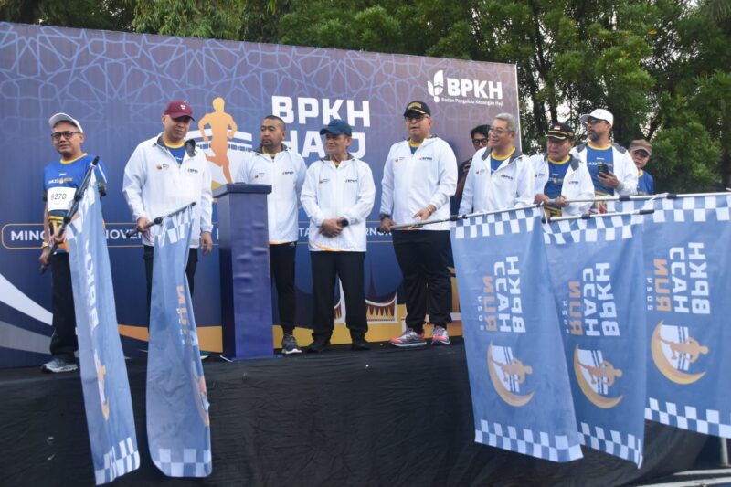 Pj Wali Kota Padang Andree melepas peserta BPKH Hajj Run 2024 di Kompleks Istana Gubernuran Sumbar, Minggu (3/11/2024). (Foto: Prokopim Padang)