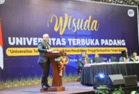 Pj Wali Kota Padang Andree Algamar memberikan sambutan saat wisuda UT Padang di Hotel The ZHM Premiere Padang, Minggu (3/11/2024). (Foto: Prokopim Padang)