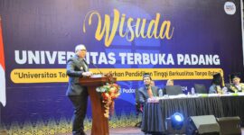 Pj Wali Kota Padang Andree Algamar memberikan sambutan saat wisuda UT Padang di Hotel The ZHM Premiere Padang, Minggu (3/11/2024). (Foto: Prokopim Padang)
