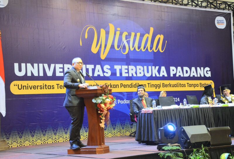 Pj Wali Kota Padang Andree Algamar memberikan sambutan saat wisuda UT Padang di Hotel The ZHM Premiere Padang, Minggu (3/11/2024). (Foto: Prokopim Padang)