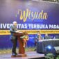 Pj Wali Kota Padang Andree Algamar memberikan sambutan saat wisuda UT Padang di Hotel The ZHM Premiere Padang, Minggu (3/11/2024). (Foto: Prokopim Padang)