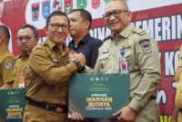 Pj Wali Kota Padang Andree Algamar menerima sertifikat WBTB Serak Gulo ini dari Pj Sekretaris Daerah Provinsi Sumbar Yozarwardi Usama Putra. (Foto: Prokopim Padang)