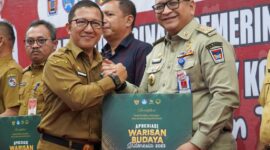 Pj Wali Kota Padang Andree Algamar menerima sertifikat WBTB Serak Gulo ini dari Pj Sekretaris Daerah Provinsi Sumbar Yozarwardi Usama Putra. (Foto: Prokopim Padang)