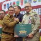 Pj Wali Kota Padang Andree Algamar menerima sertifikat WBTB Serak Gulo ini dari Pj Sekretaris Daerah Provinsi Sumbar Yozarwardi Usama Putra. (Foto: Prokopim Padang)