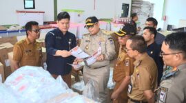Penjabat (Pj) Wali Kota Padang, Andree Algamar meninjau proses penyortiran dan pelipatan surat suara Pilkada 2024 di Gudang Logistik KPU Padang, Selasa (5/11/2024). (Foto: Prokopim Padang)
