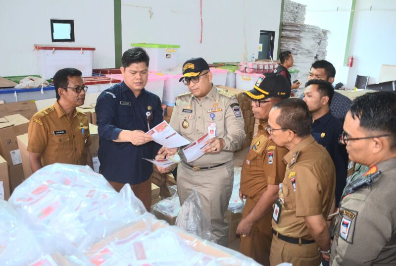 Penjabat (Pj) Wali Kota Padang, Andree Algamar meninjau proses penyortiran dan pelipatan surat suara Pilkada 2024 di Gudang Logistik KPU Padang, Selasa (5/11/2024). (Foto: Prokopim Padang)