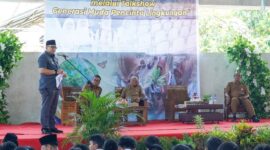 Pj Wali Kota Padang Andree Algamar menjadi keynote speaker dalam Talk Show Generasi Muda Pecinta Lingkungan di SMAN 1 Padang, Senin (11/11/2024). (Foto: Prokopim Padang)