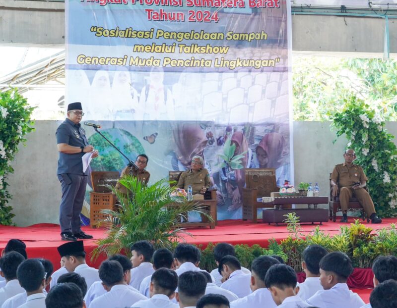 Pj Wali Kota Padang Andree Algamar menjadi keynote speaker dalam Talk Show Generasi Muda Pecinta Lingkungan di SMAN 1 Padang, Senin (11/11/2024). (Foto: Prokopim Padang)