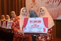 Pj Ketua DWP Kota Padang Ny. Netti Yosefriawan menyerahkan hadiah kepada pemenang lomba. (Foto: Prokopim Padang)