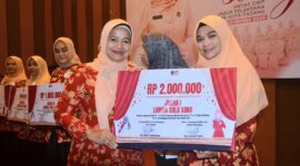 Pj Ketua DWP Kota Padang Ny. Netti Yosefriawan menyerahkan hadiah kepada pemenang lomba. (Foto: Prokopim Padang)