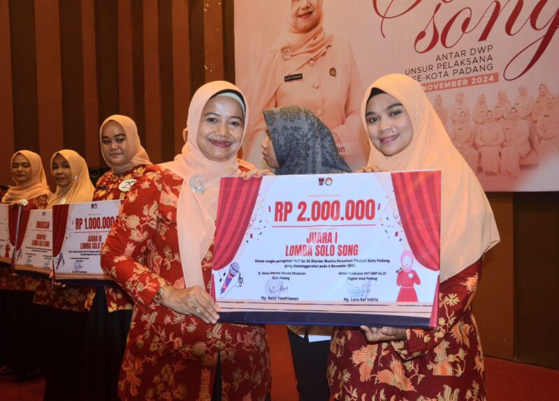 Pj Ketua DWP Kota Padang Ny. Netti Yosefriawan menyerahkan hadiah kepada pemenang lomba. (Foto: Prokopim Padang)