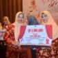 Pj Ketua DWP Kota Padang Ny. Netti Yosefriawan menyerahkan hadiah kepada pemenang lomba. (Foto: Prokopim Padang)