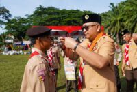 Pj Wali Kota Padang Andree Algamar membuka Jambore Ranting Gerakan Pramuka Kwarran Bungtekab di Bumi Perkemahan TPI Bungtekab, Jumat (15/11/2024). (Foto: Prokopim Padang)