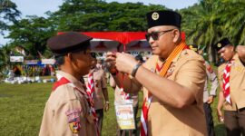 Pj Wali Kota Padang Andree Algamar membuka Jambore Ranting Gerakan Pramuka Kwarran Bungtekab di Bumi Perkemahan TPI Bungtekab, Jumat (15/11/2024). (Foto: Prokopim Padang)
