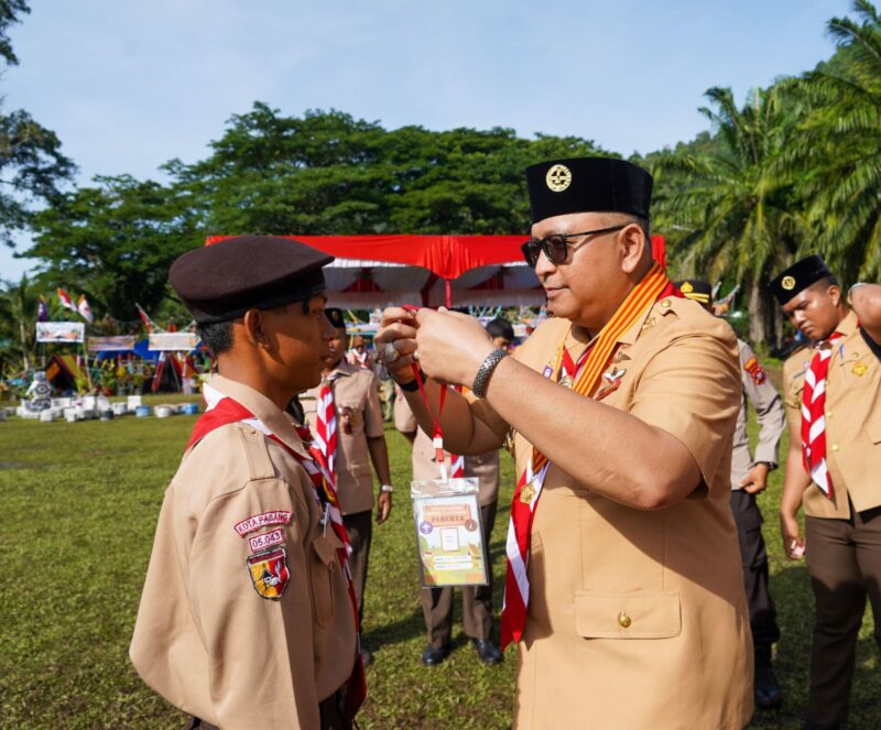 Pj Wali Kota Padang Andree Algamar membuka Jambore Ranting Gerakan Pramuka Kwarran Bungtekab di Bumi Perkemahan TPI Bungtekab, Jumat (15/11/2024). (Foto: Prokopim Padang)