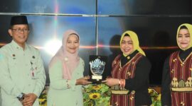 Pj Ketua TP-PKK Kabupaten Tanggamus, Ny. Hellen Veranica Mulyadi menyerahkan cenderamata kepada Ketua Bidang III TP-PKK Kota Padang, Ny. Netti Yosefriawan. (Foto: Prokopim Padang)