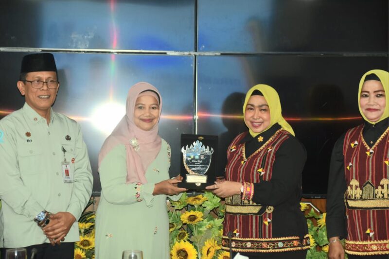 Pj Ketua TP-PKK Kabupaten Tanggamus, Ny. Hellen Veranica Mulyadi menyerahkan cenderamata kepada Ketua Bidang III TP-PKK Kota Padang, Ny. Netti Yosefriawan. (Foto: Prokopim Padang)