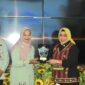 Pj Ketua TP-PKK Kabupaten Tanggamus, Ny. Hellen Veranica Mulyadi menyerahkan cenderamata kepada Ketua Bidang III TP-PKK Kota Padang, Ny. Netti Yosefriawan. (Foto: Prokopim Padang)