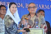 Pj Wali Kota Padang Andree Algamar menerima penghargaan dari Wakil Menteri Perdagangan RI Dyah Roro Esti Widya Putri. (Foto: Prokopim Padang)