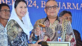 Pj Wali Kota Padang Andree Algamar menerima penghargaan dari Wakil Menteri Perdagangan RI Dyah Roro Esti Widya Putri. (Foto: Prokopim Padang)