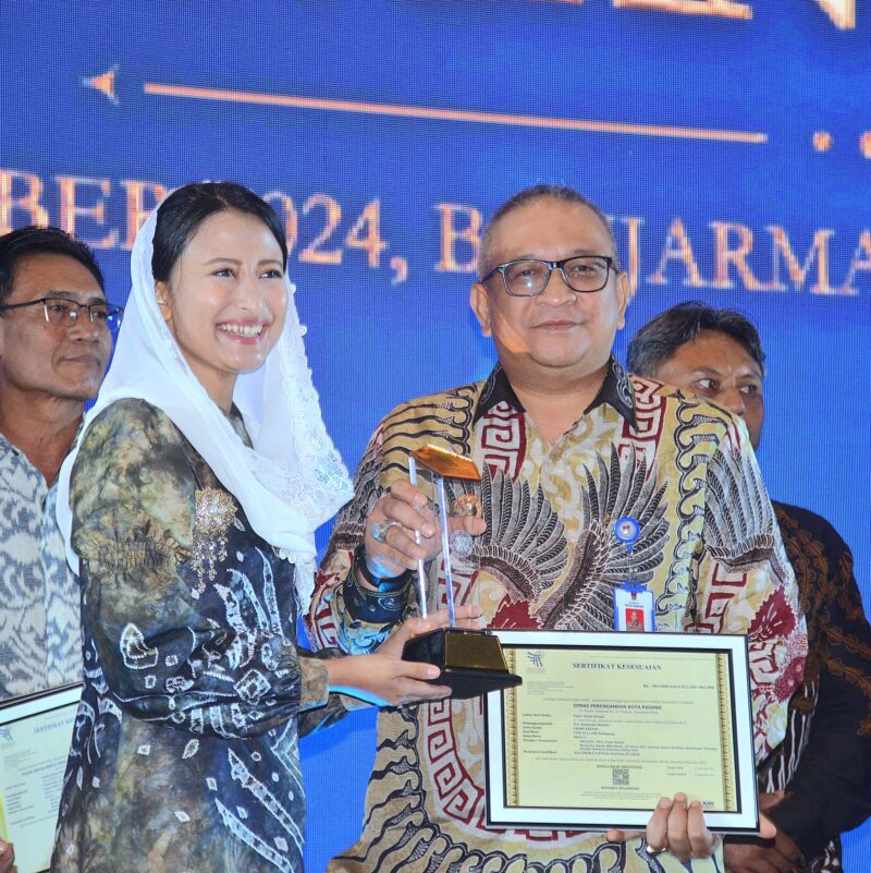 Pj Wali Kota Padang Andree Algamar menerima penghargaan dari Wakil Menteri Perdagangan RI Dyah Roro Esti Widya Putri. (Foto: Prokopim Padang)