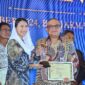 Pj Wali Kota Padang Andree Algamar menerima penghargaan dari Wakil Menteri Perdagangan RI Dyah Roro Esti Widya Putri. (Foto: Prokopim Padang)